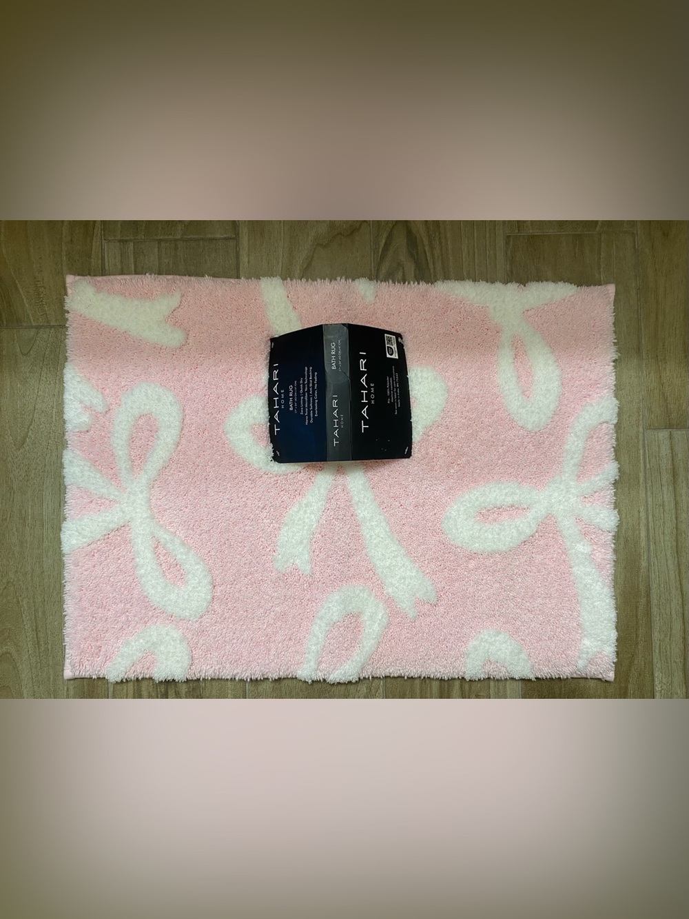 TAHARI ❤️So soft Bow pattern Bath Rug Baby Pink /White 17x24”New
